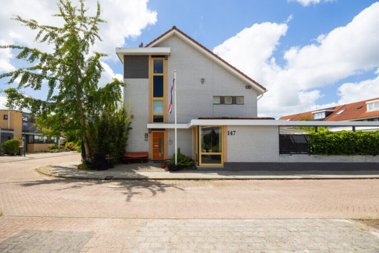 Oranje kunststof voordeur in Hoorn - Kunststof kozijnen - DEZA Kozijnen